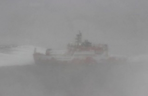 Update: Crew Forced to Sit Out the Blizzard before Refloating Aurora Australis
