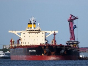 Capesize Aground in Suez Canal, Convoys Delayed
