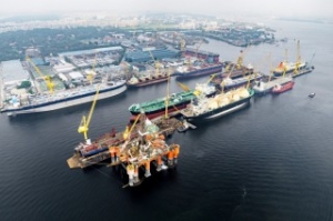 Crane Collapses at Sembcorp Shipyard, Damages Rig