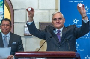 China Coscos Ship 1st to Sail the Expanded Panama Canal