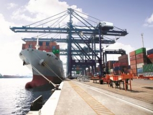 Mega Boxship Briefly Grounds off Southampton