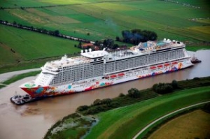 VIDEO: Genting Dream Squeezes Through the Ems