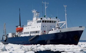 First Vessel Approaching MV Akademik Shokalskiy Trapped in Antarctic Ice
