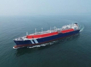 LNG Carrier Crossing Suez Canal with Qatari Cargo despite Row with Qatar