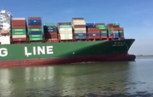 Video: Ultra Large COSCO Boxship Stuck off Antwerp