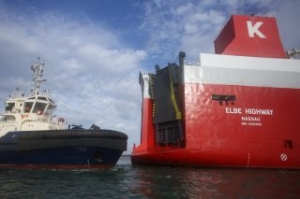 Greenpeace Activists Climb on K Lines Car Carrier