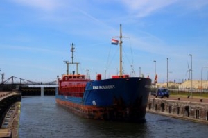 Bulker Hits Bank in Kiel Canal