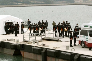 The Search for Sewol Ferry Victims Enters 2nd Week