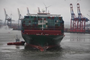 Image of the Day: CSCL Globe Squeezing through Hamburg Port