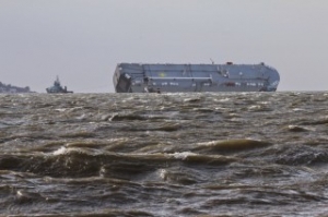 Salvors Prep for Hoegh Osakas Hull Inspection