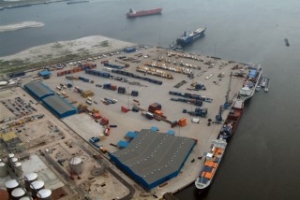 Maasvlakte Stevedores Close Ranks