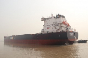 First Ship through St. Lawrence Seaway in 2015 Runs Aground