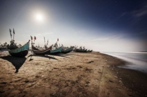 Indonesia Navy Tows Boat Full of Migrants to International Waters