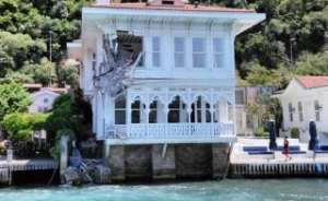 Gallery: Ship Crashes into Villa, Bosphorus Strait Closed