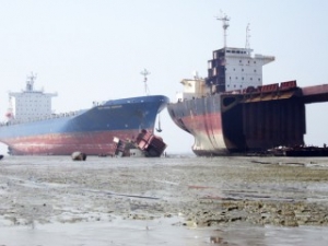Blast at Bangladeshi Shipbreaking Yard Injures 8 Workers