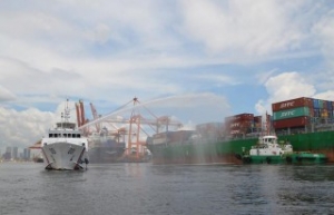 Gallery: Fire Breaks Out on Board Containership in Manila