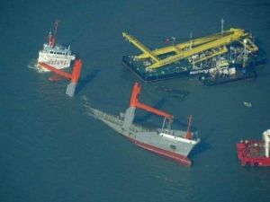 Bad Weather Halts Oil Removal from Flinterstar
